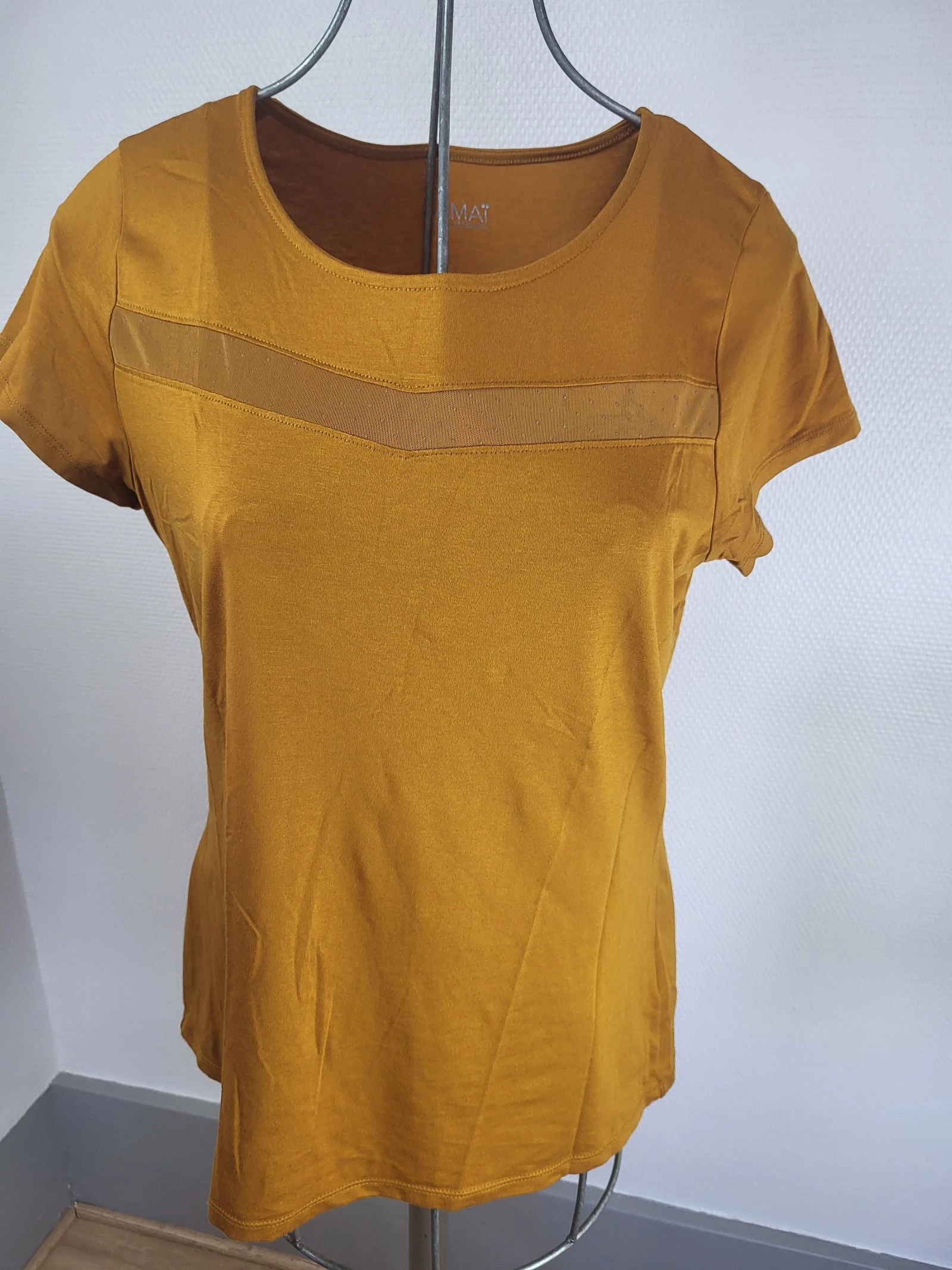 Camisa T Amarela Moutarde Camaïeu Faixa Ajourée Peito Tamanho 42 / XL – photo 2